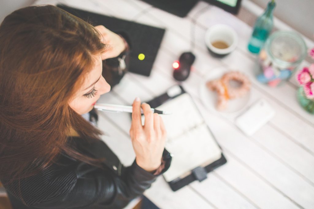 woman-hand-desk-office woman-hand-desk-office