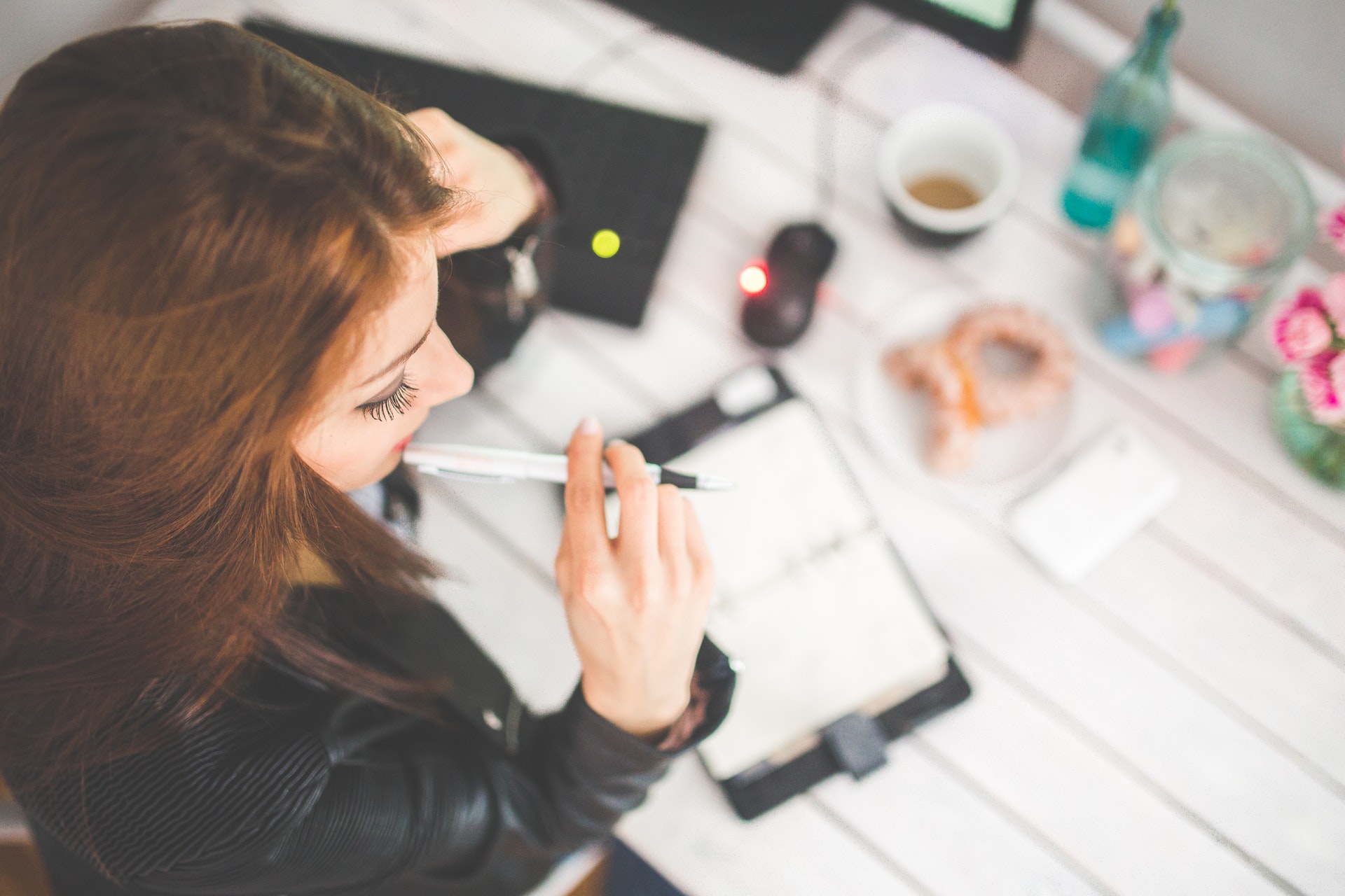 woman-hand-desk-office woman-hand-desk-office