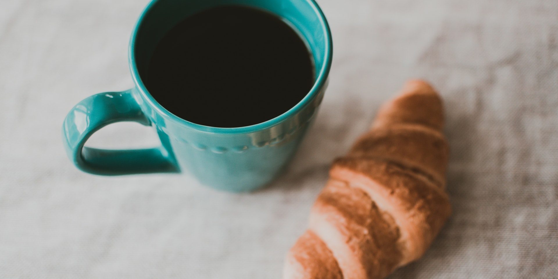 teal-ceramic-mug-filled-with-coffee-near-baked-bread-1411948 teal-ceramic-mug-filled-with-coffee-near-baked-bread-1411948